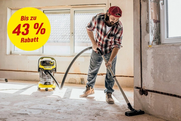 Bis zu 43 % Rabatt. Person reinigt mit einem Nass-Trockensauger den Boden einer Baustelle.